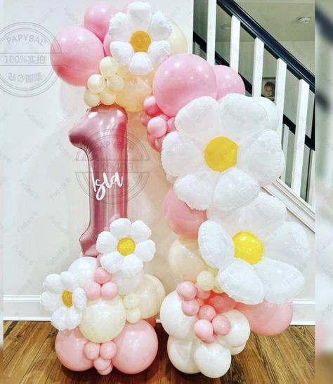 Daisy Balloon Bouquet, Groovy One First Birthday Pictures, Daisy Balloon Decorations, Flower Balloon Wall, Daisy 1st Birthday Party Decorations, Flower Balloon Decorations, First Birthday Flower Theme, Simple First Birthday Decorations, Birthday Balloon Stand