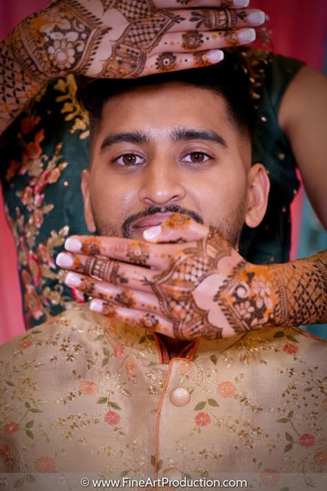 Mehandi Pose For Groom, Mehandi Poses For Groom, Groom Mehendi Photoshoot, Mehandi Couple Poses, Haldi Ceremony Groom Poses, Boy Mehndi Poses, Couple Mehndi Poses, Mehndi Poses For Groom, Groom Mehndi Poses