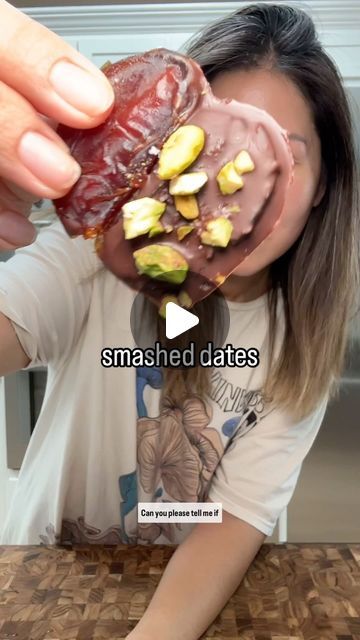 Kat Chao on Instagram: "SMASHED DATES w PISTACHIO✨

this is the perfect little snack to eat right before working out or honestly, any time of the day. it’s sweet, crunchy, with the right amount of punch from the salt. stores so well - but it’ll be gone real quick💨

ingredients ⬇️:

whole dates
pistachio nuts
flakey salt
1/2 cup dark chocolate chips
1 tbsp coconut oil

instructions ⬇️:

*remove pits from dates
*cover dates with parchment paper and smash flat with the bottom of a cup
*microwave dark chocolate chips with coconut oil and microwave in 30sec increments until fully melted
*dip dates into chocolate (i only dipped half of the date)
*sprinkle with crushed pistachios and flakey salt
*freeze or refrigerate dates for about 30mins-1hr and store in an airtight container
*store in freeze Date Snacks Healthy, Peanut Butter Chocolate Dipped Dates, Date Bark, Pistachio Date Balls, Frozen Dates With Peanut Butter, Date Peanut Butter Chocolate, Stuffed Dates Peanut Butter, Salted Dark Chocolate Date Bark, Flakey Salt