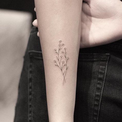 Little Tattoos on Instagram: “Baby's breath by @tattoobychang · @west4tattoo Manhattan, NYC 🇺🇸” Baby Breath Tattoo, Breath Tattoo, Simple Tattoo With Meaning, Simple Tattoos For Women, Small Girly Tattoos, Small Tattoos With Meaning, Small Tattoos Simple, Disney Tattoo, Stomach Tattoos