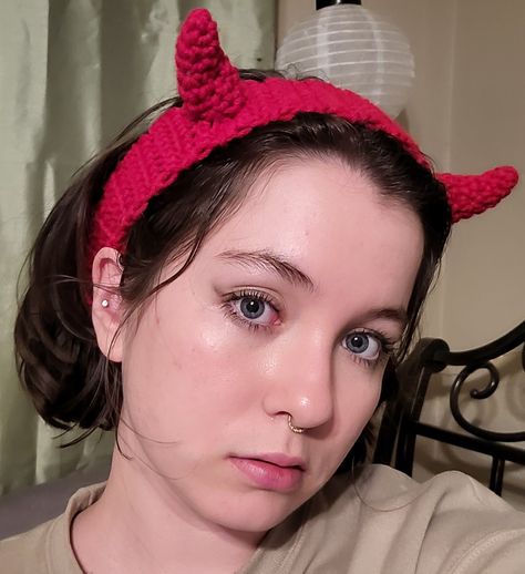 Girl with short brown hair, piercings, and blue eyes wearing a red headband with small red devil horns. Crochet Headband Ideas, Head Band Crochet, Crochet Head Bands, Crochet Horns Free Pattern, Crochet Horns Headband, Crochet Horns, Horns Crochet, Crochet Devil Horns Free Pattern, Crochet Horn Headband