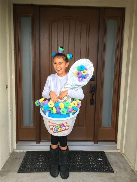 Be a fruit loop in a world full of Cheerios! Inspired from Studio DIY cereal bowl costume. Cereal Bowl Costume Diy, Diy Cereal Costume, Cereal Costume Ideas, Fruit Loops Costume, Bowl Of Cereal Costume, Cereal Costume, Diy Cereal, Mario Und Luigi, Halloween Costume For Kids