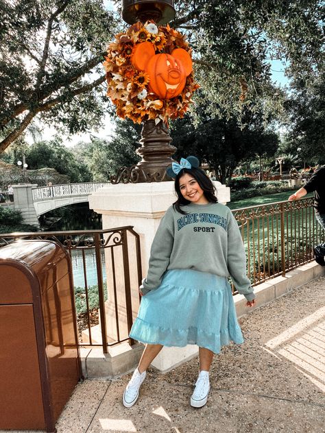 Theme Park Outfits Modest, Disneyland Modest Outfits, Disney Modest Outfits, Disneyland Skirt Outfit, Modest Disney Outfits, Disney Skirt Outfits, Disney Ootd, Universal Studios Outfit, Disney Fits