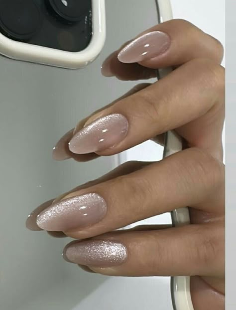 Neutral Bday Nails, Nail Ideas Clean Look, Birthday Nails Minimalist, Natural Dip Manicure, Minimalist Almond Nail Design Simple, Elegant Wedding Guest Nails, Short Champagne Nails, Neutral Jelly Nails, Neutral Chrome Nails Almond