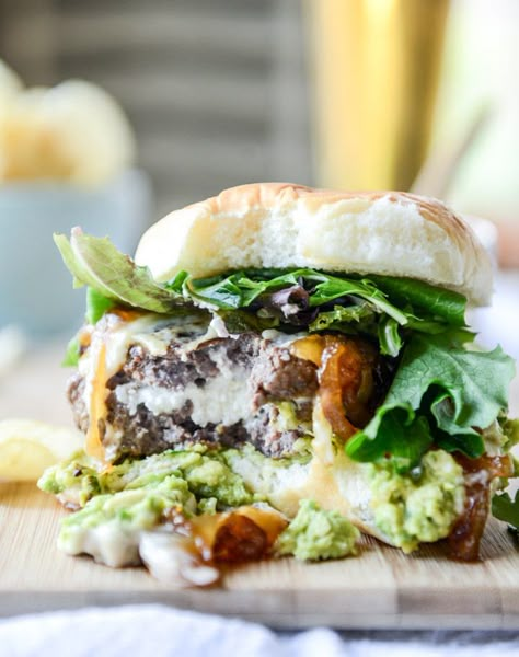 Nothing better than a kicked up burger. goat cheese guac burgers I howsweeteats.com Goat Cheese Burger, Guacamole Burger, Juicy Lucy, Burger Sauce, Gourmet Burgers, Cheese Burger, Salad Pasta, Burgers Sandwiches, Sandwiches Wraps