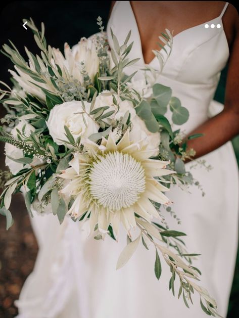 Protea Bouquet Wedding, White Protea, Protea Wedding, Protea Bouquet, Wedding Flower Trends, Retro Wedding Hair, Green Wedding Bouquet, Mumu Wedding, Green Wedding Colors