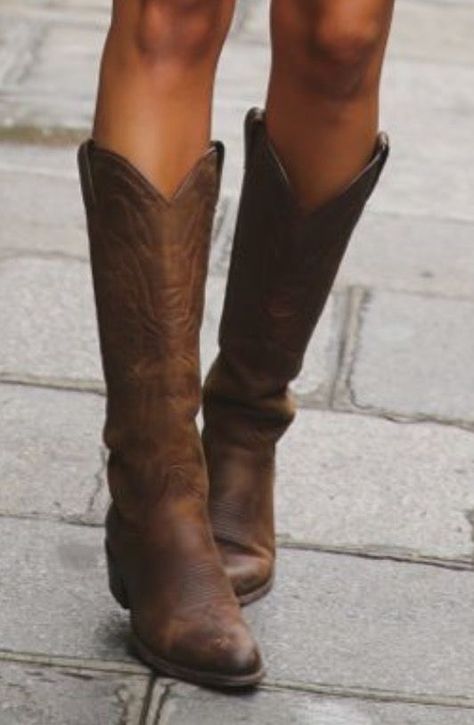 Cowboy Boots Women Aesthetic, Cowboy Boots Outfit Aesthetic, Cowboy Boot Aesthetic, Casual Cowboy Boots, Cowgirl Boots Aesthetic, Brown Cowboy Boots Outfit, Cowboy Boots Aesthetic, Women Cowboy Boots, Cowgirl Boots Brown