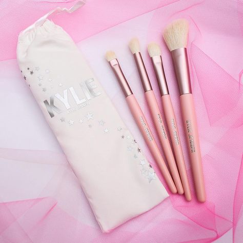 Kylie Cosmetics Birthday Brush Set ⭐️ August 1st is the launch! » Maquillaje Kylie Jenner, Kylie Makeup, Kylie Jenner Makeup, Jessie James, Kylie Cosmetic, Cheryl Cole, Beauty Brushes, August 1st, Beauty Goals