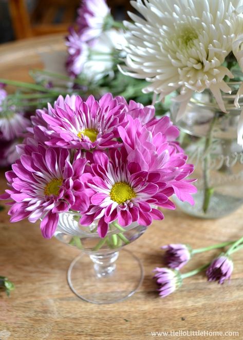 Brighten up your home with this easy and inexpensive grocery store flower arrangement! | Hello Little Home Inexpensive Flower Arrangements, Cheap Flower Arrangements, Jar Flower Arrangements, Easy Flower Arrangements, Grocery Store Flowers, Diy Flower Arrangement, Table Flower Arrangements, Small Glass Jars, Table Flower