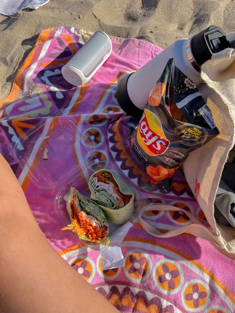 Aesthetic beach day eating healthy snacks Beach Snacks Aesthetic, Beach Lunch Aesthetic, Snacks On The Beach, Summer Snacks Aesthetic, Food At The Beach, Beach Day Snacks, Beach Day Food, Beach Snack, Boat Snacks