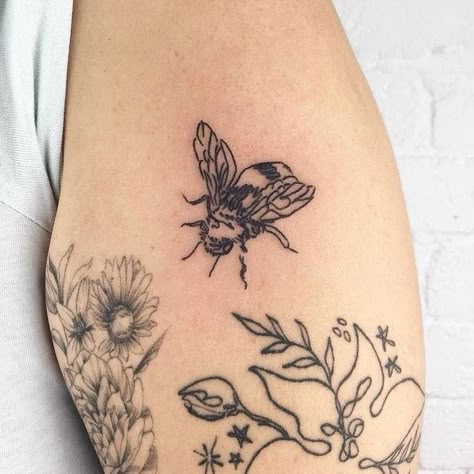 Funky Tattoos, Bug Tattoo, Insect Tattoo, Floral Tattoo Sleeve, London Tattoo, Plant Tattoo, Bee Tattoo, Aesthetic Tattoo, Gorgeous Flowers