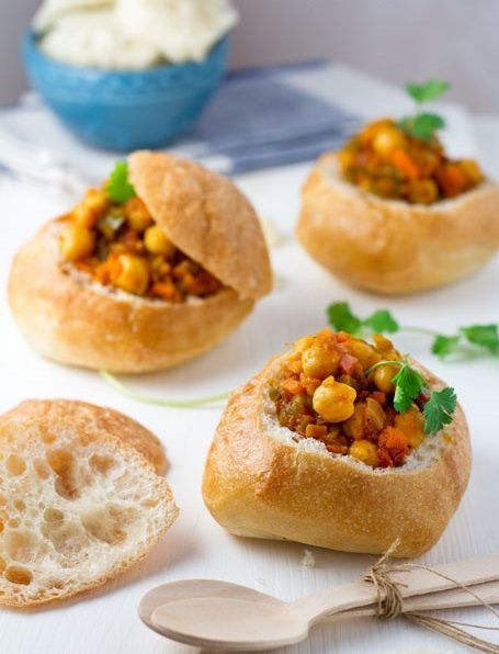 35+ Vegan African Recipes From All Over The Continent - Eluxe Magazine South African Bunny Chow, Vegan African Recipes, Different Types Of Food, South African Dishes, Bunny Chow, Africa Food, African Cooking, Africa Do Sul, South African Recipes