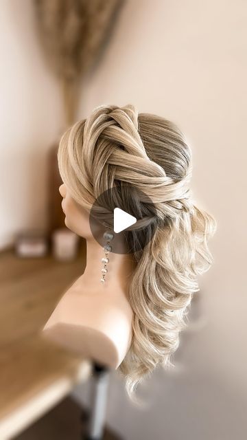 Willemijn Vlot • Hairdo by Mijntje • Bruidsstyliste on Instagram: "Chunky fishtail braid tutorial❤️ Watch, save & learn 🥰 My Online Bridal Hair Academy is available worldwide! 🌎 English, Spanish & Dutch 🇬🇧🇺🇸🇪🇸🇳🇱 Take a look at the new Academy! And get 2 months free on a subscription!! 🤩 See link in bio❣️ . . . #hairstyling #instahair #hairdo #hairstyle #hairstyles #hairinspo #hairinspiration #hairvideo #weddinghair #weddinghairstyle #weddingupdo #weddingupdos #updo #bridalhair #updos #updostyle #braids #braidedhair #hairdobymijntje  #hairofinstagram #hairgoals #hairtutorial #weddinghairstyles #bridalhairstyle  #stylistssupportingstylists  #haircrush #bridalupdo #bridehairstyle #bridalhairstyles  #hairtutorials" French Twist Bridal Hair, Dutch Fishtail Braid Tutorial, Braided Updos For Long Hair, Fishtail Braid Wedding, Fishtail Braid Tutorial, Updo Tutorials, Braid Updo Tutorial, Spanish Hairstyles, Fishtail Braid Updo