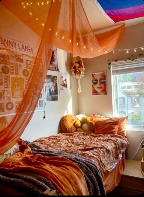 Beautiful Home Decor. Orange Room Aesthetic Vintage, 1970s Dorm Room, Sunset Dorm Room, Dorm Room Color Ideas, Orange And Blue Room Aesthetic, Orange Dorm Room Aesthetic, Hippy Dorm Room, Retro Dorm Room Ideas, Dorm Single Room Ideas