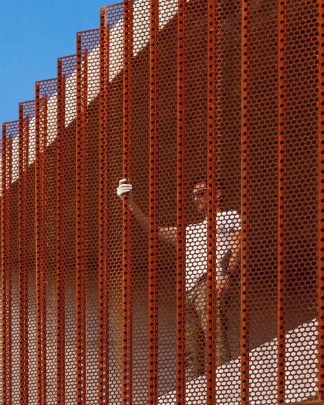 ⁣ #architecturesight ⁣ For the CASA ORBITA project, PK Studio chose Z-140 cladding in perforated Corten steel. This was done to create a screen that offers privacy and controls the entry of light on the second floor of the house, thus creating an intimate environment for the inhabitants. This type of cladding does not require maintenance, which helps preserve its original appearance as if it were newly installed.⁣ ⁣ _Project: CASA ORBITA ⁣ _Location: Virazón, Rincón de Milberg, Buenos Aires ⁣... Perforated Corten Steel, Perforated Floor, Types Of Cladding, 2023 Picture, Steel Cladding, Corten Steel, Interior Architecture Design, Original Image, Second Floor