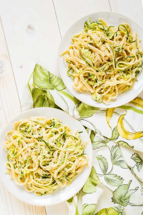 Zucchini alfredo is an indulgent meal that celebrates fresh summer zucchini. With just 5 ingredients (plus salt+pepper), it's so easy. #alfredo #zucchini #summerpasta #quickpasta Zucchini Alfredo, Easy Alfredo, Spaghetti Carbonara Recipe, Summer Zucchini, Pasta Recipes Alfredo, Quick Pasta, Sauteed Zucchini, Classic Italian Dishes, Food Stories