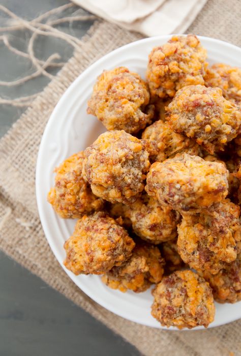 Sausage Balls Without Bisquick Recipe - Brownie Bites Blog Easy Sausage Balls Recipes, Red Lobster Biscuit Mix, Sausage Balls Recipe, Red Lobster Biscuits, Best Sausage, Bisquick Recipes, Hot Sausage, Sausage Balls, Biscuit Mix