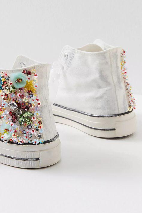 Canvas Sneakers Diy, Embroidery Shoes Diy, Upcycle Shoes, Maximalist Outfits, Customised Denim Jacket, Hi Top Sneakers, Diy Sewing Gifts, Diy Sneakers, Beaded Shoes