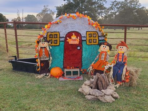 Hay Bale Halloween Decor, Hay Bales Fall Decor, Halloween Hay Bale Ideas, Hay Bale Halloween, Halloween Hay Bale, Hay Bale Decorating Ideas, Decorated Hay Bales, Hay Bale Fall, Hay Bale Decor