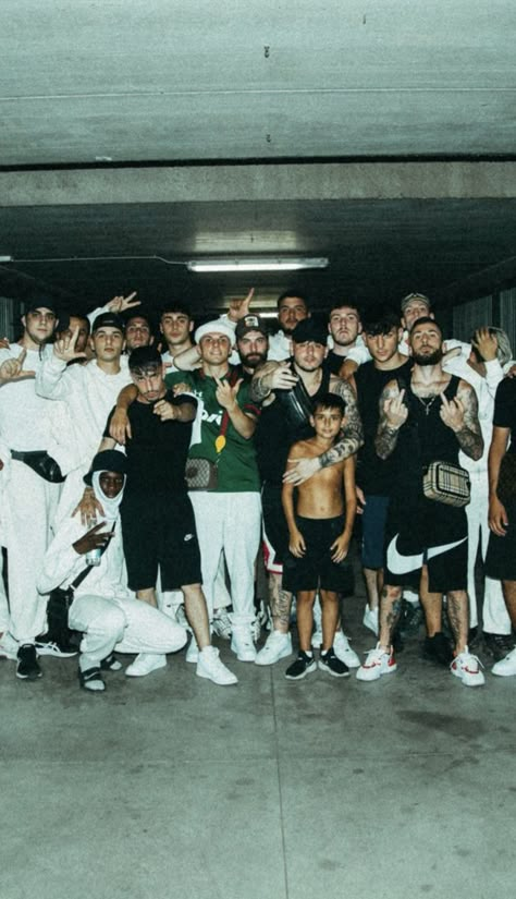 Southside Gang Sign, Gang Group Photo, Gang Background, Uk Gang, Gang Photos, Gang Group, Gang Pictures, Gang Pics, White 2115