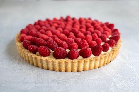 delicious classic raspberry custard tart | So Much Food Raspberry Custard Tart, Raspberry Custard, Pudding Tart, Lemon Tart Recipe, Thermomix Desserts, Custard Tart, Gf Desserts, Lemon Tart, Think Food