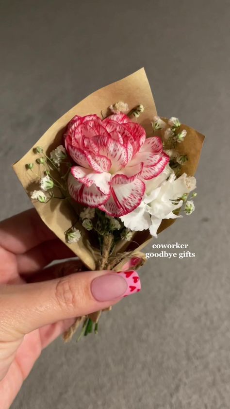 Goodbye Gifts For Coworkers, Mini Bouquets, Aesthetic Gifts, Goodbye Gifts, My Team, Gifts For Coworkers, Small Gifts, Bouquets, Gift Ideas