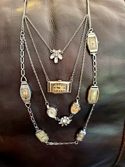 Watch Necklace Diy Ideas, Old Watches Crafts Ideas, Upcycle Jewelry, Watch Art, Old Jewelry Crafts, Upcycled Vintage Jewelry, Found Object Jewelry, Vintage Jewelry Ideas, Vintage Jewelry Repurposed