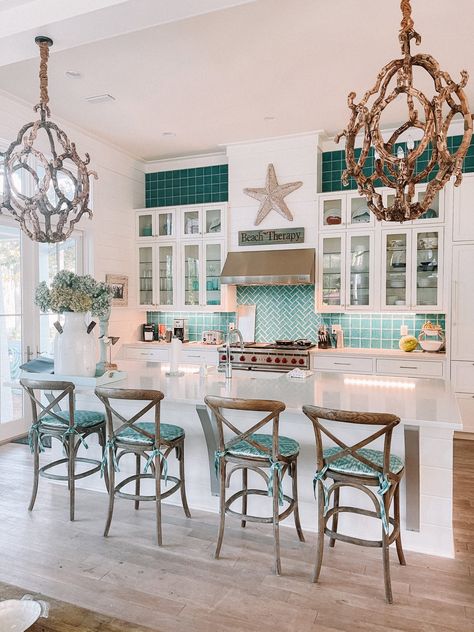 Country Beach House Decor Cottage Style, Green Beach House Interior, Teal And White Kitchen, Camper Carport, Room Claims, Beach Bungalow Interior, Modern Coastal Living Room Ideas, Beach House Inspiration, Beach Kitchen Ideas