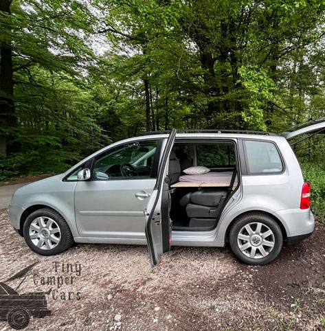 Daniel stellt uns seinen VW Touran 1t1 vor. ➡️ @hschlag_daniel 🚗 Was macht deinen Camper besonders? Die Geschichte. Der Touran ist nun seit knapp 20 Jahren in unserem Besitz. Wir haben unseren ersten gemeinsamen Familienurlaub damit gemacht, den ersten Familienhund abgeholt und meine Brüder und ich haben das Fahren im Touran gelernt. Und vor knapp einem Jahr habe ich dem Touran die neue Aufgabe als Camper erteilt. 🚗 3 Fun facts: - modularer Ausbau - kann jederzeit als Familienauto mit ... Volkswagen Touran, Vw Touran, Volkswagen, Fun Facts