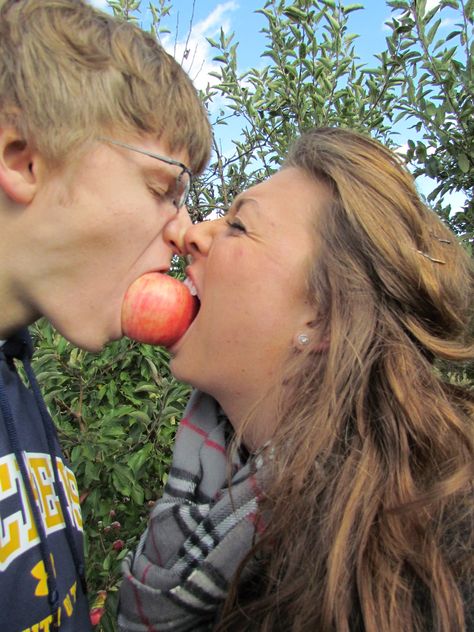 a day picking apples Apple Picking Aesthetic Couple, Apple Picking Date, Apple Picking Pictures, Apple Picking Photos, Picking Apples, Fall Pics, Apple Photo, Fall Portraits, Cute Picture