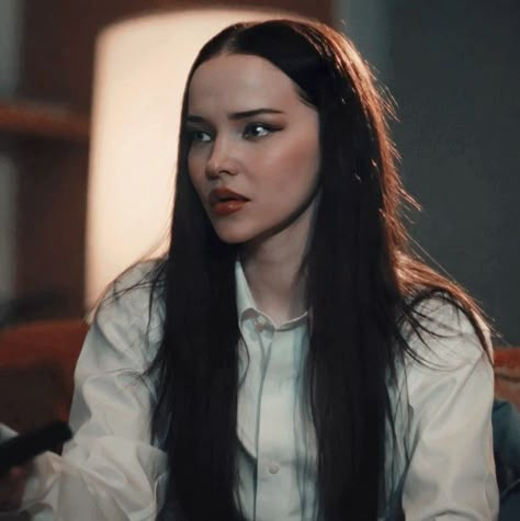 Dove Cameron Breakfast, Runyx Books, Dove Cameron Icons, Dave Cameron, Mal Bertha, Twilight Fanfiction, Brunette Aesthetic, Academy Umbrella, Dove Cameron Style