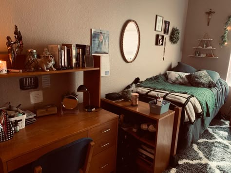 Urban Dorm Room Ideas, British Dorm Room Aesthetic, Guy’s Dorm Room, Men Dorm Room Decor, High School Dorm Room, Frat Dorm Room, Mid Century Dorm Room, Vintage Style Dorm Room, College Dorm Suite Ideas