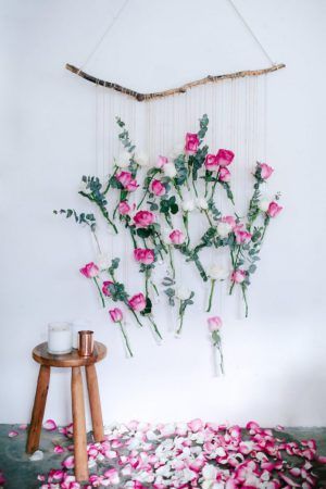 hanging floral vase on a wall Hanging Florals, Interior Boho, Diy Roses, בר מצווה, Hanging Flowers, Deco Floral, Floral Vase, Handmade Home Decor, Innovative Design