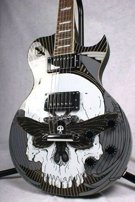 Cool Instrument Design, Base Guitar Aesthetic, Painted Guitars Ideas, Painting On Guitar Ideas, Guitar Design Ideas, Painting On Guitar, Cool Guitar Designs, Guitar Painting Ideas, Base Instrument