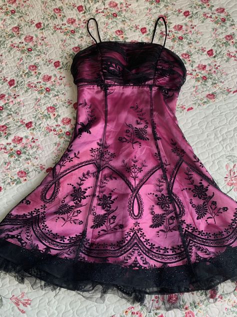 Pink And Black Homecoming Dress, Draculaura Prom Dress, Y2k Pink And Black Outfit, Dark Pink And Black Outfit, Halloween Black Dress Ideas, Pink Black Aesthetic Outfits, Briar Beauty Aesthetic Outfit, Draculaura Clothes Aesthetic, Draculaura Outfit Aesthetic