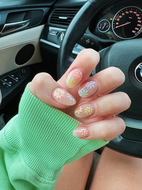 Colourful Daisy Nails, Cute Almond Spring Nails, Clear Flowers Nails, Nails 2023 Trends Flower, Multi Colored Flower Nails, Clear Flower Nail Designs, Oval Daisy Nails, Round Flower Nails, Spring Nails Floral Design