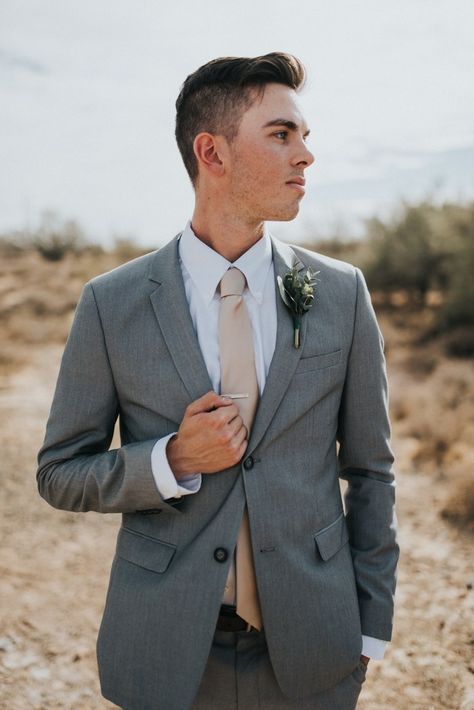 Elegant boho groom style with champagne tie | Image by Jonnie + Garrett Wedding Photographers Champagne And Grey Wedding, Bridesmaid Dresses Grey, Champagne Wedding Themes, Arizona Desert Wedding, Gray Wedding Colors, Wedding Groomsmen Attire, Champagne Tie, Groom And Groomsmen Suits, Groomsmen Grey