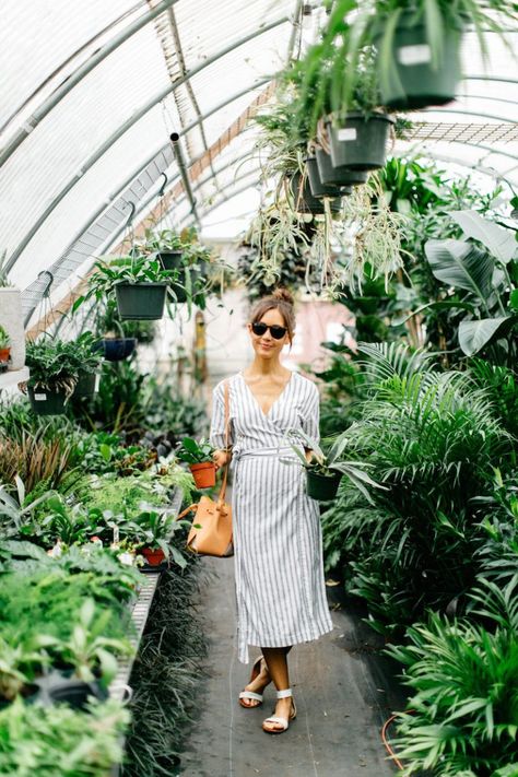 What to Wear on a Plant Shopping Weekend - Camille Styles Clean Wardrobe, Taurus Vibes, Garden Coffee Shop, Coffee Shop Outfit, Plant Mom Aesthetic, Plant Shopping, Mom Aesthetic, Brand Photography Inspiration, Camille Styles