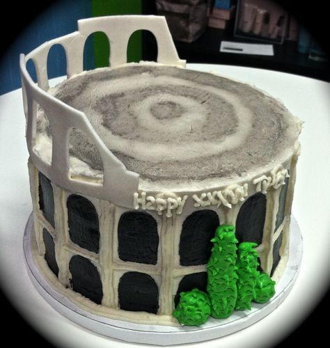 roman colosseum cake Roman Birthday Party, Roman Desserts, Roman Themed Party, Roman Cake Ideas, Ancient Rome Party Decorations, Gladiator Party, Gladiator Shield, Rome Party, Roman Colosseum