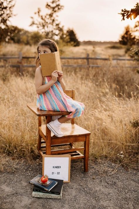 First Day Of School Mini Session, First Day Of School Photoshoot Ideas, Fall Preschool Pictures Ideas, Back To School Session Photo Shoot, Back To School Kindergarten Photoshoot, Back To School Photography Ideas, Vintage School Photoshoot, Preschool School Pictures, Homeschool Pictures Ideas