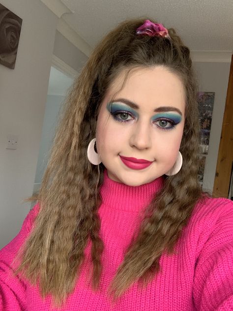 1980’s inspired hair and makeup look 80s Makeup Simple, Rotlichtmilieu Outfit, 80s Pop Makeup, 80s Costume Makeup, 1980 Hair, 90s Hairstyles And Makeup, 80s High School Makeup, 80s Hair Half Up Half Down, 80s Style Makeup