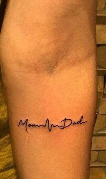 Mummy Papa Tattoo, Mummy Papa Tattoo Design, Tattoos To Honor Mom, Band Tattoo Designs, Chest Tattoo Men, Dad Tattoos, Tattoo Script, Band Tattoo, Name Tattoo