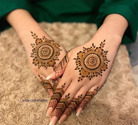 Henna Design Hand, Henna Finger Designs, Henna Design Easy, Finger Designs, Henna Flowers, Henna Designs Palm, Round Mehndi Design, Easy Mehndi Designs, Henna Flower Designs