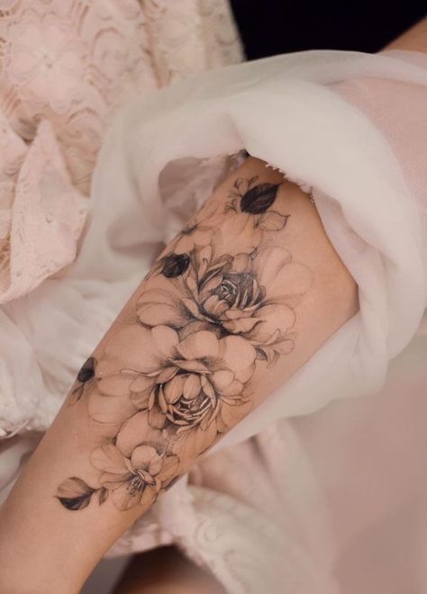 Tatoos Girl, Flowers Arm Tattoo, Arm Tattoo Ideas, Feminine Features, 42 Tattoo, Tattoos To Cover Scars, Feminine Tattoo Sleeves, Fineline Tattoo, Scar Tattoo