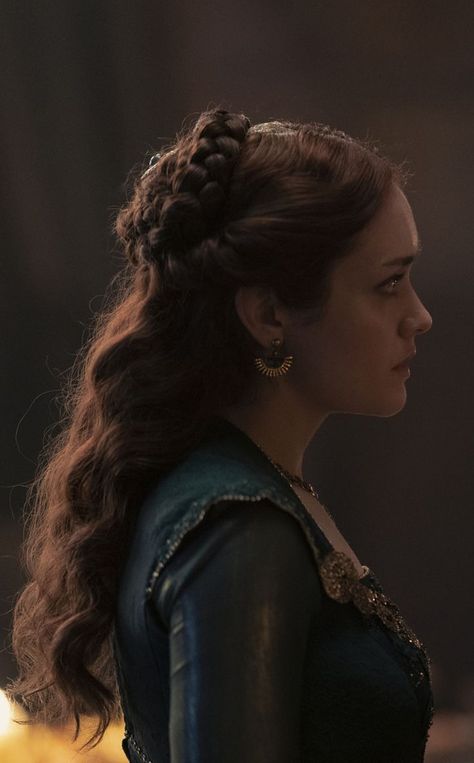 Queen Alicent, Medieval Hairstyles, Olivia Cooke, Team Green, Alicent Hightower, Green Queen, Fire And Blood, House Of Dragons, Hair Reference