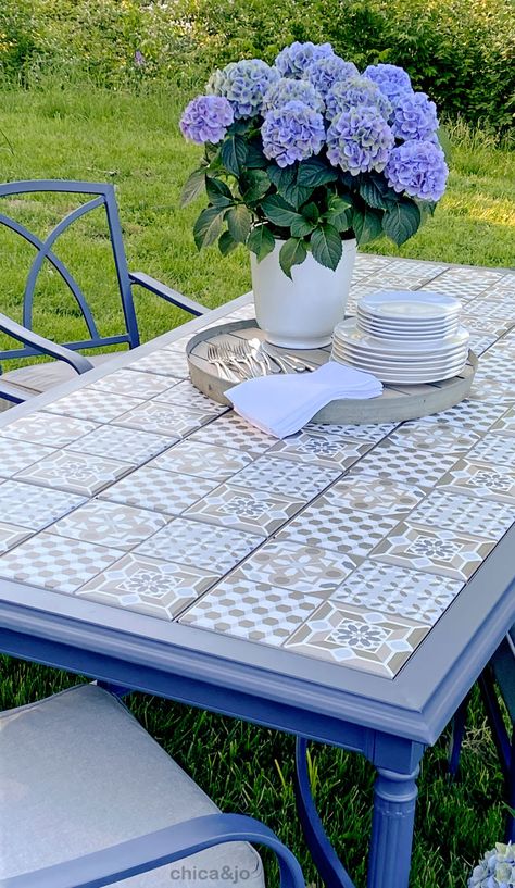 Outdoor Table Color Ideas, Painted Patio Tables Ideas, Tile Table Makeover, Diy Tile Table Top, Metal Patio Table Makeover, Tile Patio Table Makeover, Patio Table Makeover, Patio Table Tile Makeover, Outdoor Table With Tiles