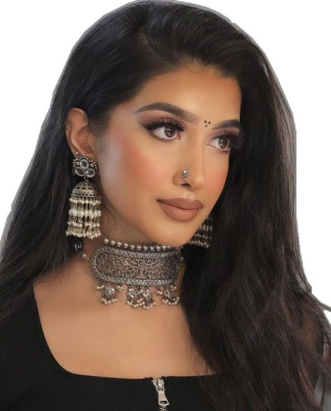 Makeup Look For Black Saree, Indian Makeup Looks Natural, Garba Makeup Look, Desi Makeup Looks, Garba Makeup, Desi Makeup, Indian Skin Makeup, Ethnic Makeup, Indian Makeup Looks