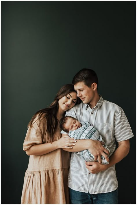 Newborn Family Pictures, Baby Family Pictures, Shooting Couple, Baby Boy Newborn Photography, Family Photos With Baby, Foto Newborn, Newborn Photography Boy, Newborn Family Photography, Newborn Family Photos