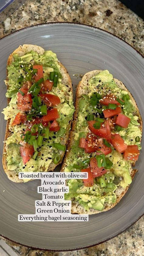 Avocado Toast For Breakfast, Avocado Toast Lunch Ideas, Toast And Avocado Breakfast, Everything Bagel Avocado Toast, Breakfasts With Avocado, Yummy Avocado Toast, Vegan Toast Toppings, Healthy Bagels Breakfast, Low Cal Avocado Toast