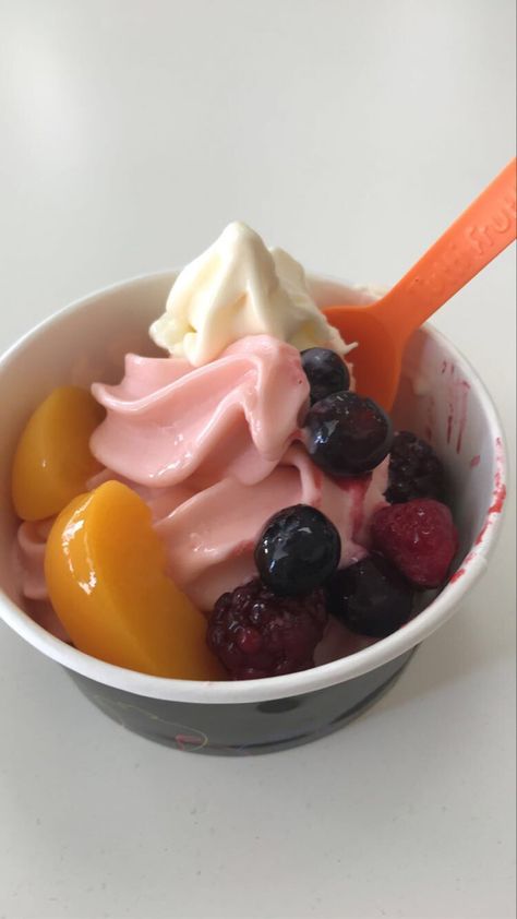 Frozen Yogurt Aesthetic, Aesthetic Frozen, Froyo Recipe, Lactose Free Ice Cream, Healthy Food Motivation, Homemade Snacks, Food Obsession, Frozen Yogurt, Beautiful Food